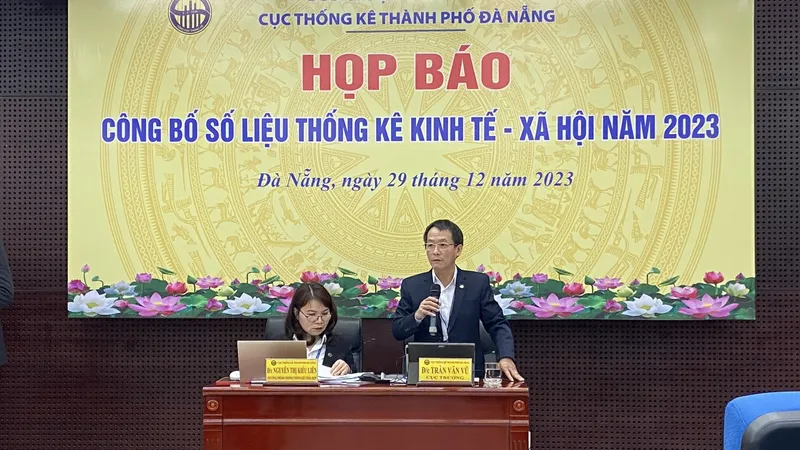 Ông Trần Văn Vũ điều hành buổi họp báo