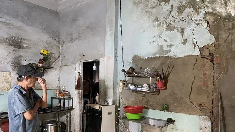 Ngôi nhà của ông Nguyễn Viết Phu xuống cấp nghiêm trọng nhưng không thể sửa chữa