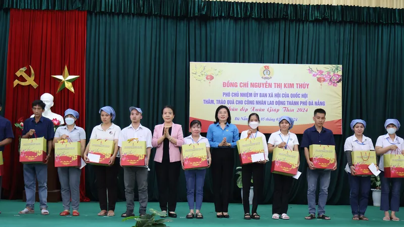 Bà Nguyễn Thị Kim Thúy, Phó Chủ nhiệm Ủy ban xã hội của Quốc hội, trao quà cho công nhân Công ty Cổ phần Dệt may 29-3