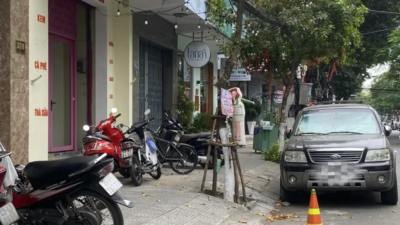 Một cửa hàng ở đường Nguyễn Chí Thanh tự ý đặt cọc nhọn dưới lòng đường. Ảnh: T.G