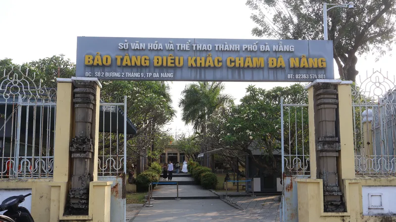 Với tuổi đời hơn 100 năm, Bảo tàng Điêu khắc Chăm Đà Nẵng là nơi quy tụ nhiều hiện vật điêu khắc Chăm được tìm thấy trong vùng Đà Nẵng, Quảng Nam và các tỉnh lân cận. Đặc biệt, hiện nay bảo tàng đang lưu giữ và trưng bày 9 bảo vật quốc gia
