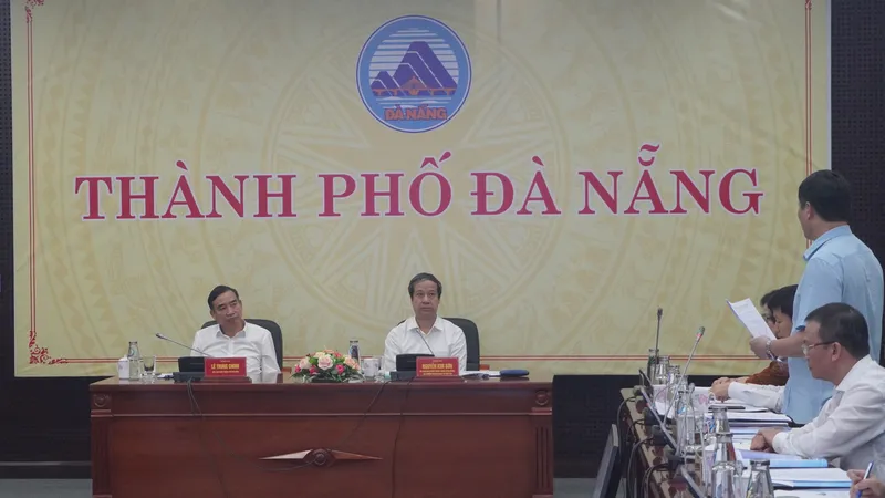 Bộ Trưởng Bộ GD-ĐT Nguyễn Kim Sơn và Chủ tịch UBND Đà Nẵng Lê Trung Chinh chủ trì buổi làm việc