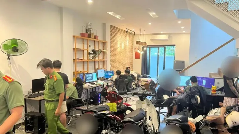 Công an kiểm tra nơi ở của các đối tượng. Ảnh: CACC