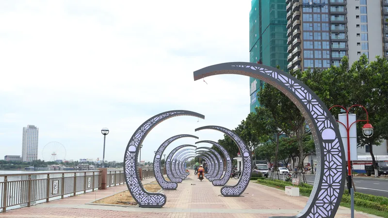 Các mô hình trang trí trên Phố đi bộ Bạch Đằng cơ bản đã hình thành