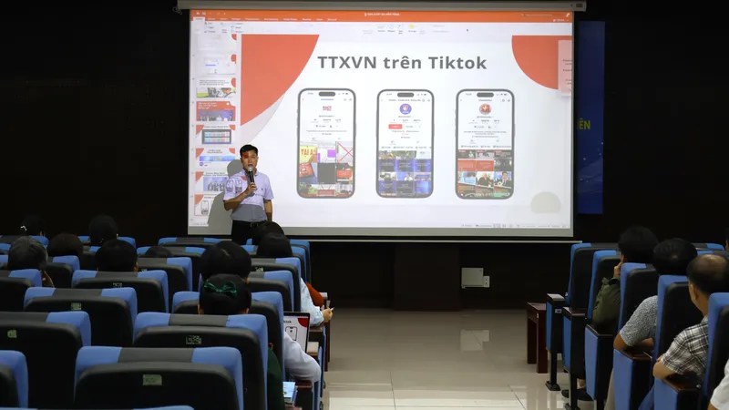 Toàn cảnh hội nghị sáng 10-6