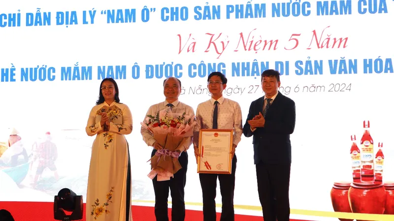 TP Đà Nẵng đón nhận văn bằng chỉ dẫn địa lý “Nam Ô” cho sản phẩm nước mắm
