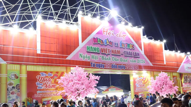Hàng ngàn người dân và du khách tham gia hội chợ