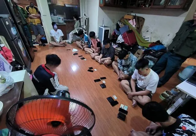 Các đối tượng lập nhóm, xâm nhập trái phép vào tài khoản mạng xã hội của người khác. Ảnh: CACC