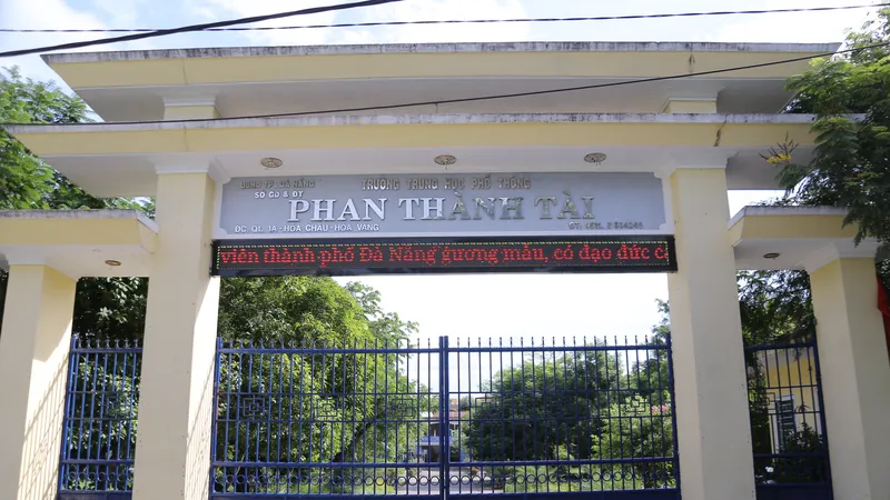 Trường THPT Phan Thành Tài nằm tại xã Hòa Châu, huyện Hòa Vang xây dựng năm 2002 với 4 khối nhà 2 tầng. Các hạng mục công trình nằm trong khuôn viên khu đất của trường có tổng diện tích khoảng 21.390 m2
