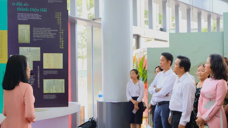Thứ trưởng Bộ Nội vụ Nguyễn Duy Thăng tham quan triển lãm