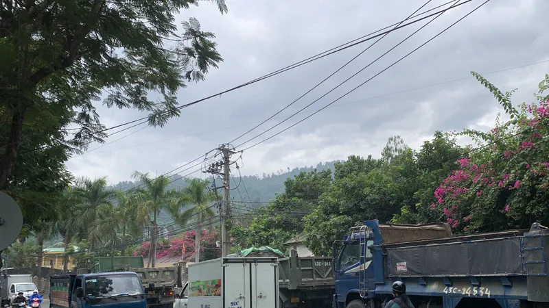 Tình trạng giao thông lộn xộn trên đường Lê Trọng Tấn. Ảnh: PHẠM NGA