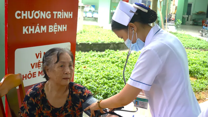 Các bác sĩ của Hội Thầy thuốc trẻ Đà Nẵng khám, tư vấn miễn phí cho người dân