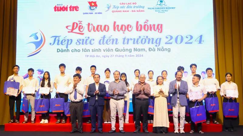 100 suất học bổng với tổng kinh phí hơn 1,5 tỷ đồng được trao đến các tân sinh viên