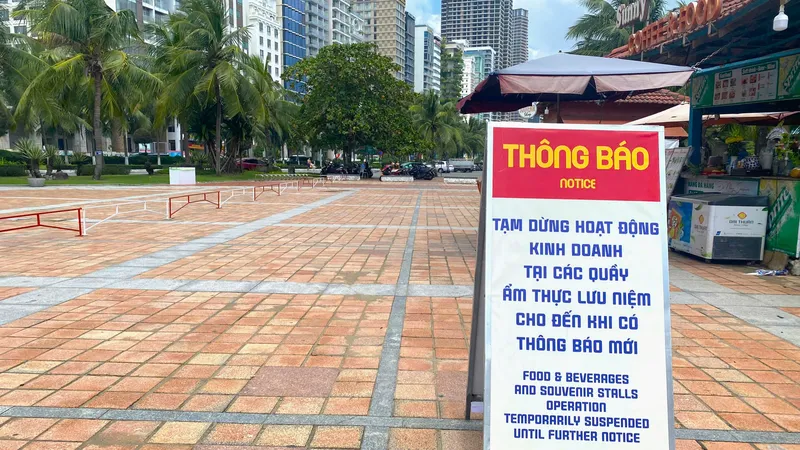 Ban quản lý đã đặt bảng thông báo để vận động người dân
