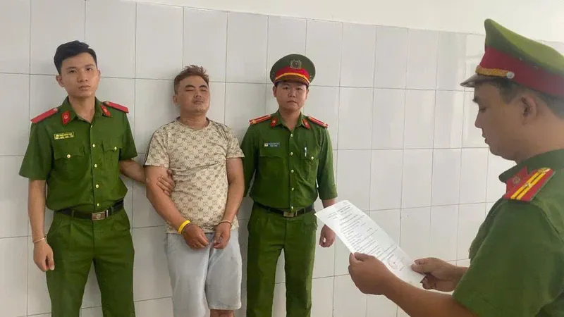 Công an TP Đà Nẵng tống đạt quyết định khởi tố Phan Văn Minh. Ảnh: CACC