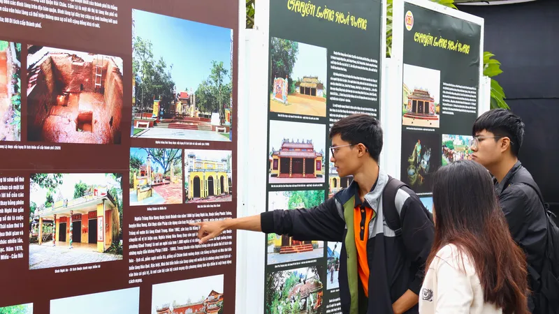 Các bạn trẻ tham quan triển lãm tại ngày hội