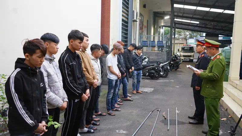 Khởi tố, bắt tạm giam nhiều thanh, thiếu niên gây rối, dùng hung khí đánh nhau trong đêm giao thừa