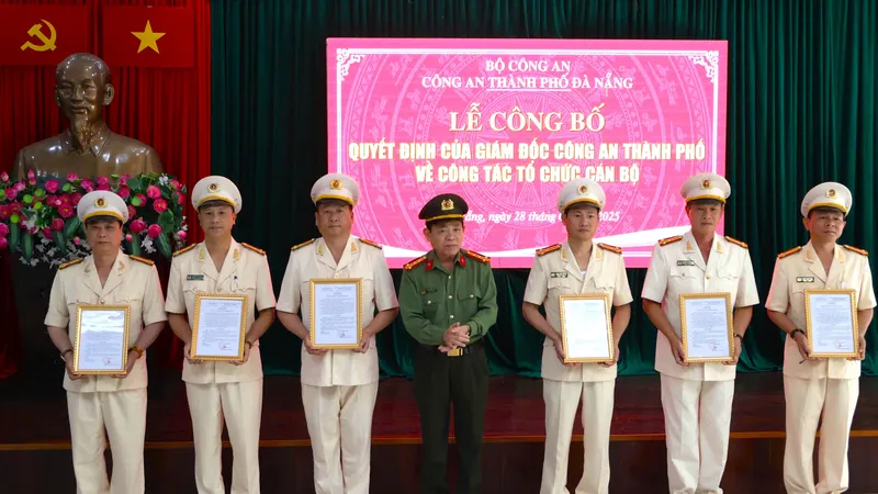 Đại tá Trần Đình Liên, Phó Giám đốc Công an TP Đà Nẵng trao quyết định điều động lãnh đạo Công an quận, huyện