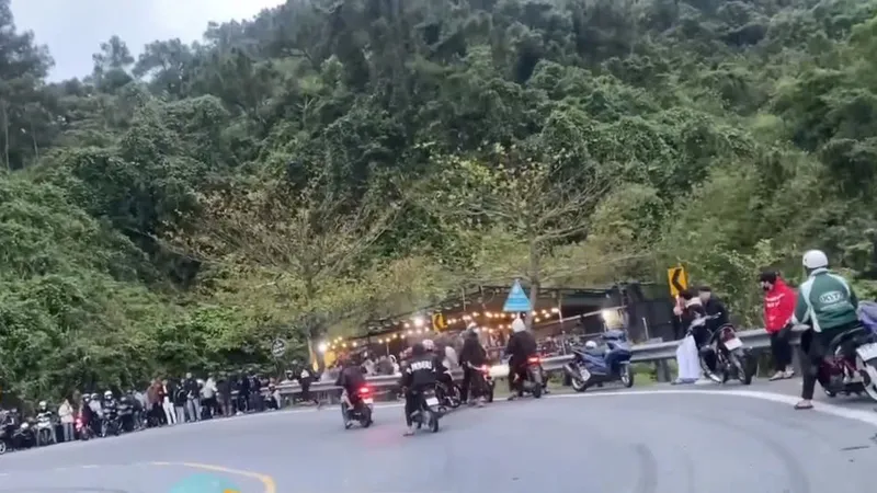 Bắt nhóm thanh niên dùng hung khí đuổi đánh người trên đèo Hải Vân