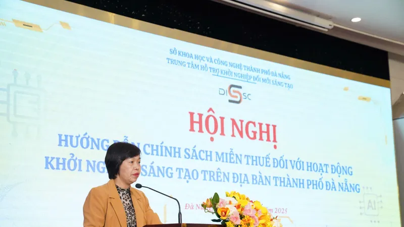 Bà Lê Thị Thục, Phó Giám đốc Sở Khoa học và Công nghệ, phát biểu tại hội nghị