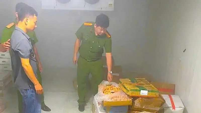 Hiện trường lực lượng chức năng kiểm tra thực phẩm không rõ nguồn gốc
