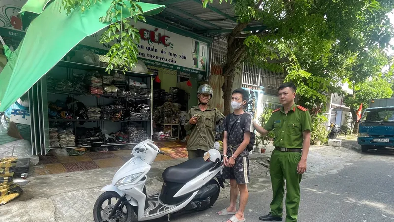 Công an TP Đà Nẵng bắt giữ Nguyễn Văn Bình. Ảnh: CACC