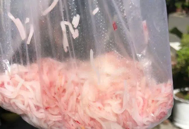 Bún đổi sang màu hồng sau khi để qua đêm