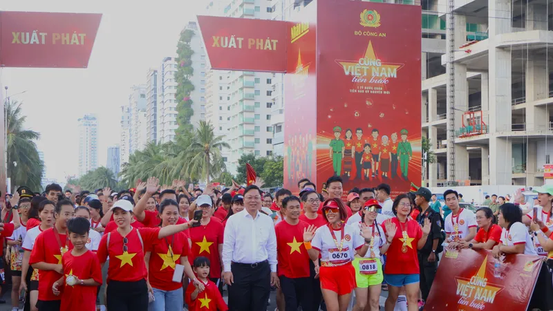 Hơn 5.000 người hưởng ứng, tham gia chương trình đi bộ “Cùng Việt Nam tiến bước” 