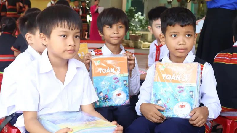 Tủ sách giáo khoa dùng chung xã Hòa Vang là mô hình ý nghĩa đối với nhà trường và các em học sinh
