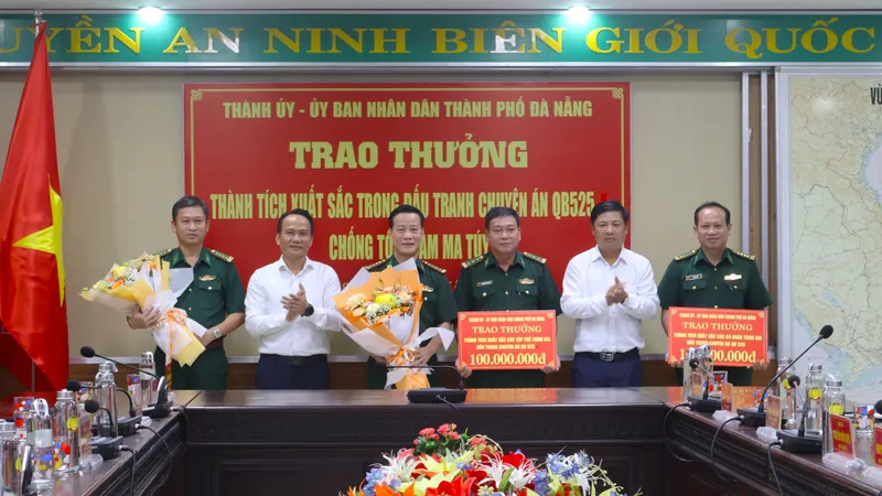 Thưởng nóng lực lượng biên phòng chặn đứt đường dây ma túy xuyên quốc gia