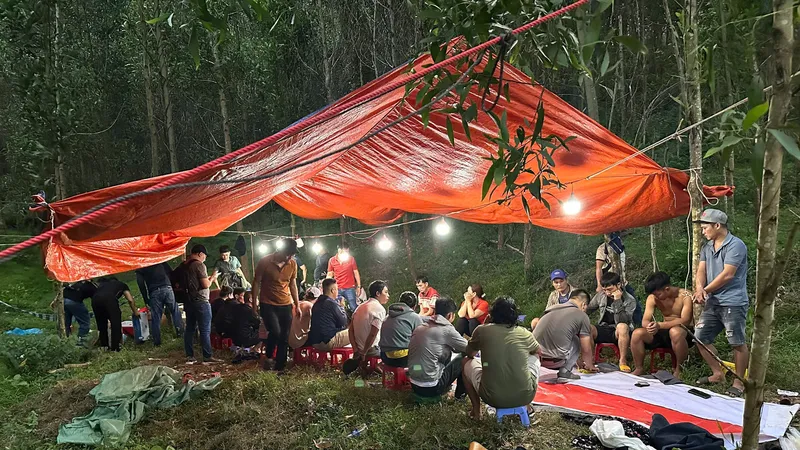 Hiện trường vụ tổ chức đánh bạc, đánh bạc tại thời điểm bắt quả tang. Ảnh: CACC