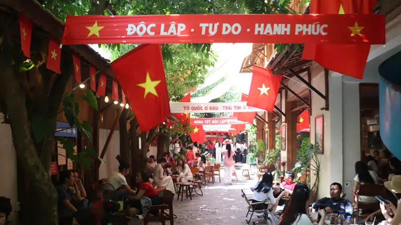 Những ngày qua, nhiều quán cà phê tại TP Đà Nẵng đồng loạt trang trí cờ đỏ sao vàng, hưởng ứng kỷ niệm 80 năm Quốc khánh 2-9