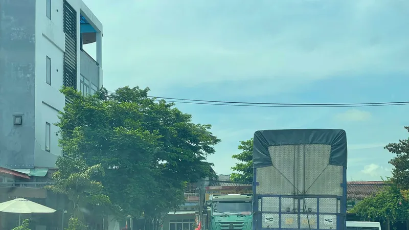 Xe tải trọng lớn đi vào tuyến đường liên xã ĐH2, chen lấn với xe máy gây mất an toàn giao thông