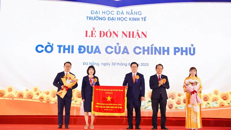Trường Đại học Kinh tế – Đại học Đà Nẵng đón nhận cờ thi đua của Chính phủ nhân dịp kỷ niệm 50 năm xây dựng và phát triển