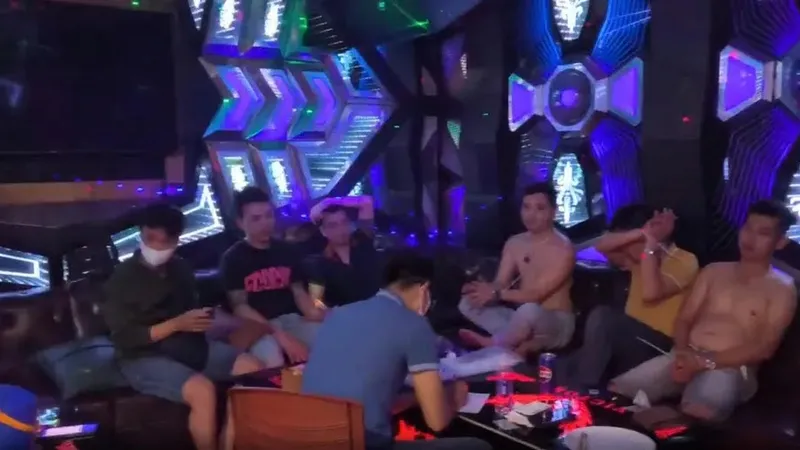 Bắt quả tang nhiều đối tượng phê ma túy trong quán karaoke