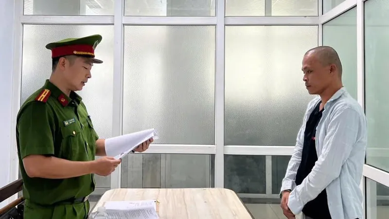 Cơ quan Cảnh sát điều tra Công an TP Đà Nẵng tống đạt các quyết định đối với Dương Bá Toàn. Ảnh: CACC 
