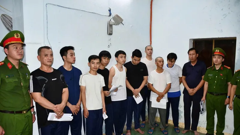 Bắt tạm giam 10 đối tượng trong đường dây buôn bán, vận chuyển hàng trăm bình khí cười