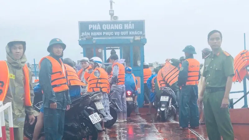 Lực lượng chức năng xã Tam Hải đảm bảo an toàn tại tuyến phà Tam Hải - Tam Quang ngày 27-9. Ảnh: Công an xã Tam Hải