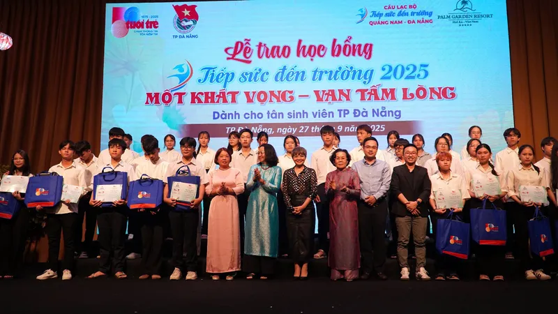 Ban tổ chức trao học bổng đến các tân sinh viên