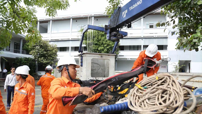 Ngành điện huy động 340 nhân lực khẩn trương khôi phục lưới điện sau bão số 10