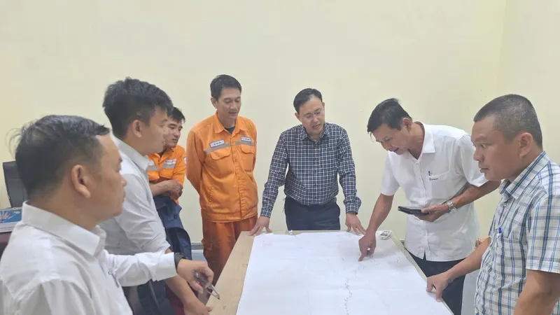 Lãnh đạo các Phòng An toàn, phòng Kỹ thuật và Xí nghiệp Lưới điện cao thế Đà Nẵng bàn phương án khắc phục sự cố cột 110kV và đường dây 22kV cấp điện khu vực vùng cao Phước Sơn