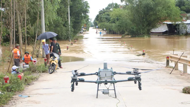 Drone mang nhu yếu phẩm đến với bà con vùng lũ Đà Nẵng. Ảnh: PHẠM NGA