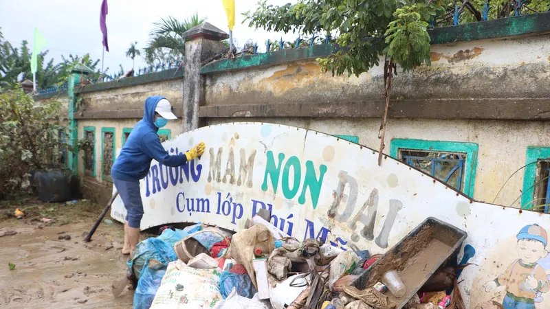 Giáo viên trường Mầm non Đại An khẩn trương dọn vệ sinh trường lớp sau lũ