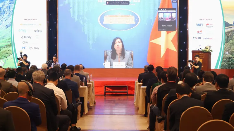 Bà Lê Thị Thu Hằng, Thứ trưởng Bộ Ngoại giao Việt Nam phát biểu tại diễn đàn