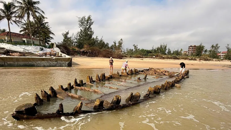 Cận cảnh con tàu nghi tàu cổ nổi lên trên biển Tân Thành. Ảnh: T.BA