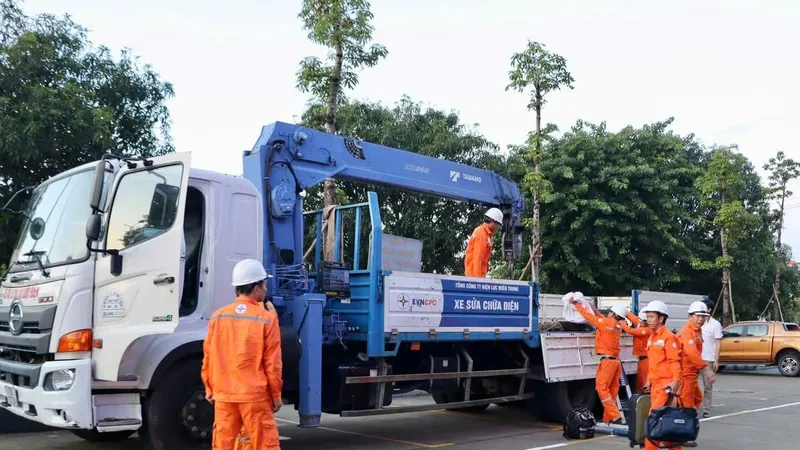 EVNCPC tăng cường thêm 1.000 cán bộ, kỹ sư và công nhân đến Gia Lai, Đắk Lắk để hỗ trợ khôi phục lưới điện sau bão số 13