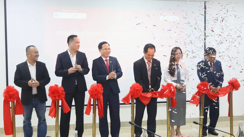 Các đại biểu thực hiện nghi thức ra mắt Trung tâm Trọng tài Thương mại Quốc tế APEC VN – Chi nhánh Đà Nẵng