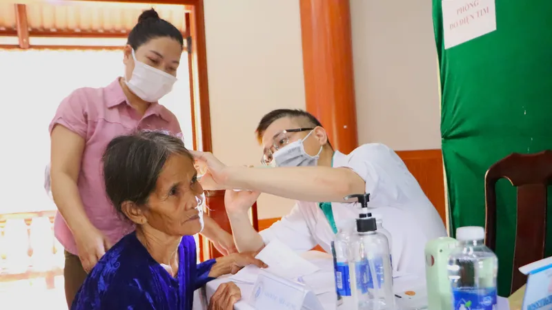 Khám, phát thuốc, tặng quà cho người dân miền núi TP Đà Nẵng