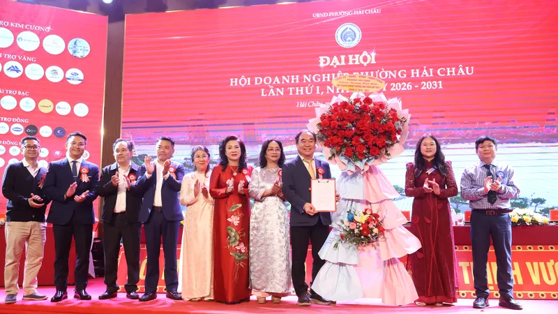 Lãnh đạo UBND phường Hải Châu trao quyết định và tặng hoa chúc mừng Hội doanh nghiệp phường Hải Châu
