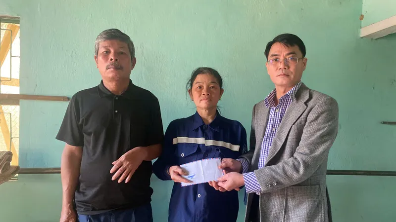  Nhà báo Nguyễn Hùng, Trưởng đại diện Báo SGGP tại miền Trung trao 6 triệu đồng của bạn đọc hỗ trợ gia đình ông Nguyễn Đai